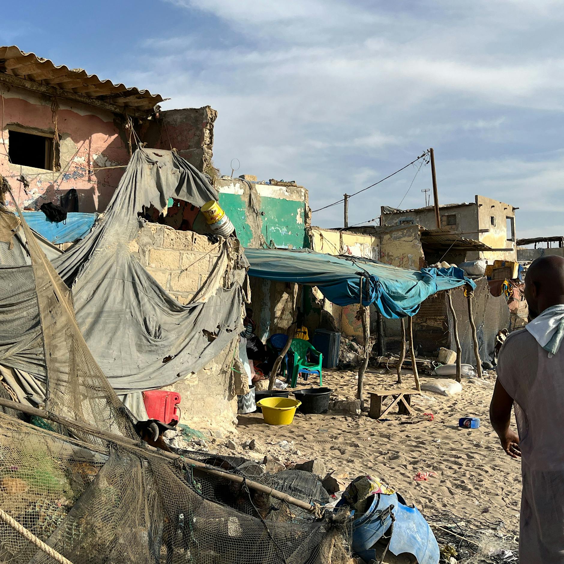 Afrikanische Küstenstadt erwartet auf Hilfe der Industrieländer, damit der Atlantik sie nicht zerstört