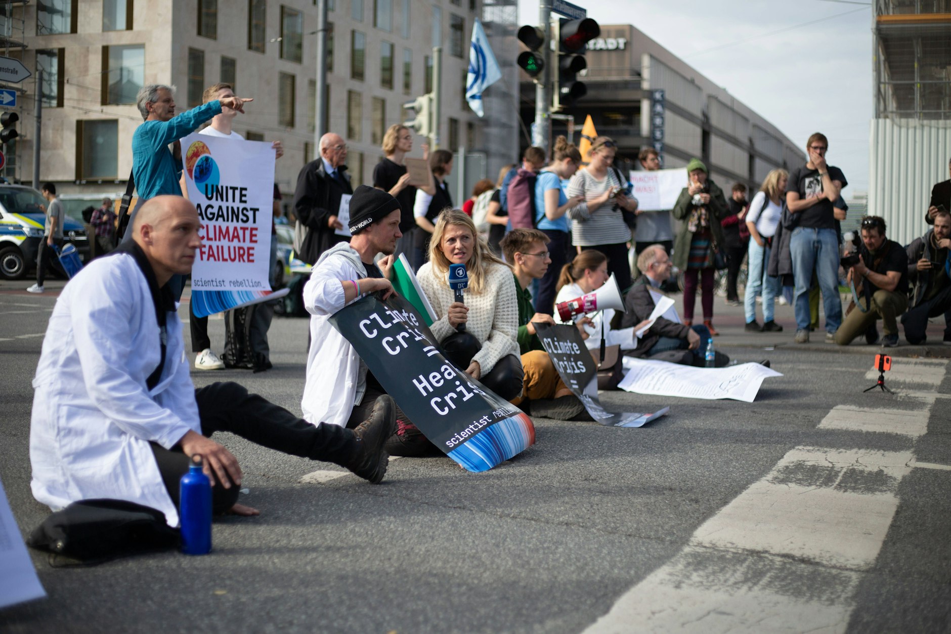 Friedliche Protestaktionen werden nicht gehört. Daher blockierten Aktivist:innen der Gruppen „Scientists Rebellion“, „Extinction Rebellion“ und „Letzte Generation“ die Karlsstraße in München.