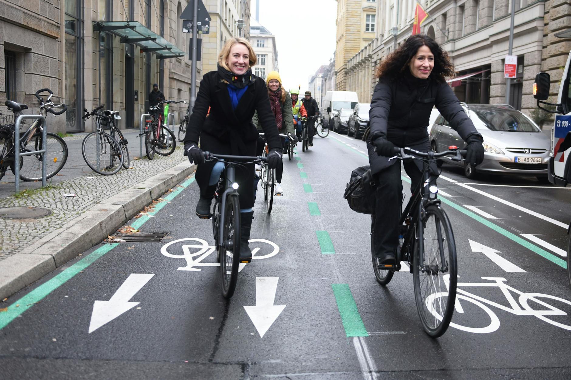 Anradeln bei –1 Grad Celsius: Bezirksstadträtin Almut Neumann (l.) und Mobilitätssenatorin Bettina Jarasch am Montag auf der Charlottenstraße in Mitte. Der Abschnitt zwischen der Leipziger Straße und Unter den Linden gilt nun als Fahrradstraße.