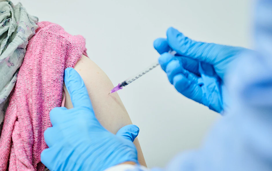 Eine Frau erhält eine Impfung gegen das Coronavirus.