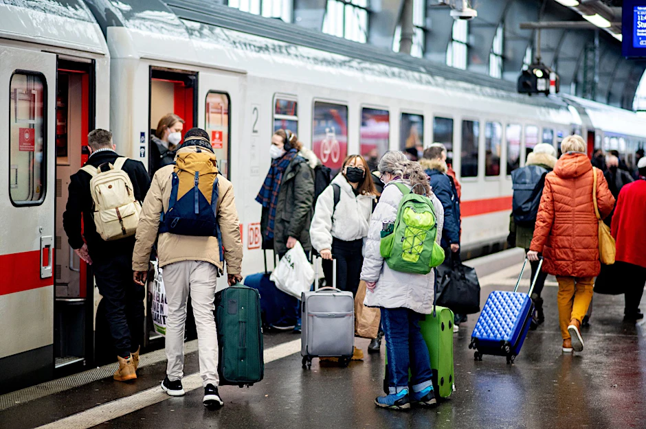 ARCHIV - Die Deutsche Bahn bereitet sich auf den Weihnachts-Ansturm vor.  