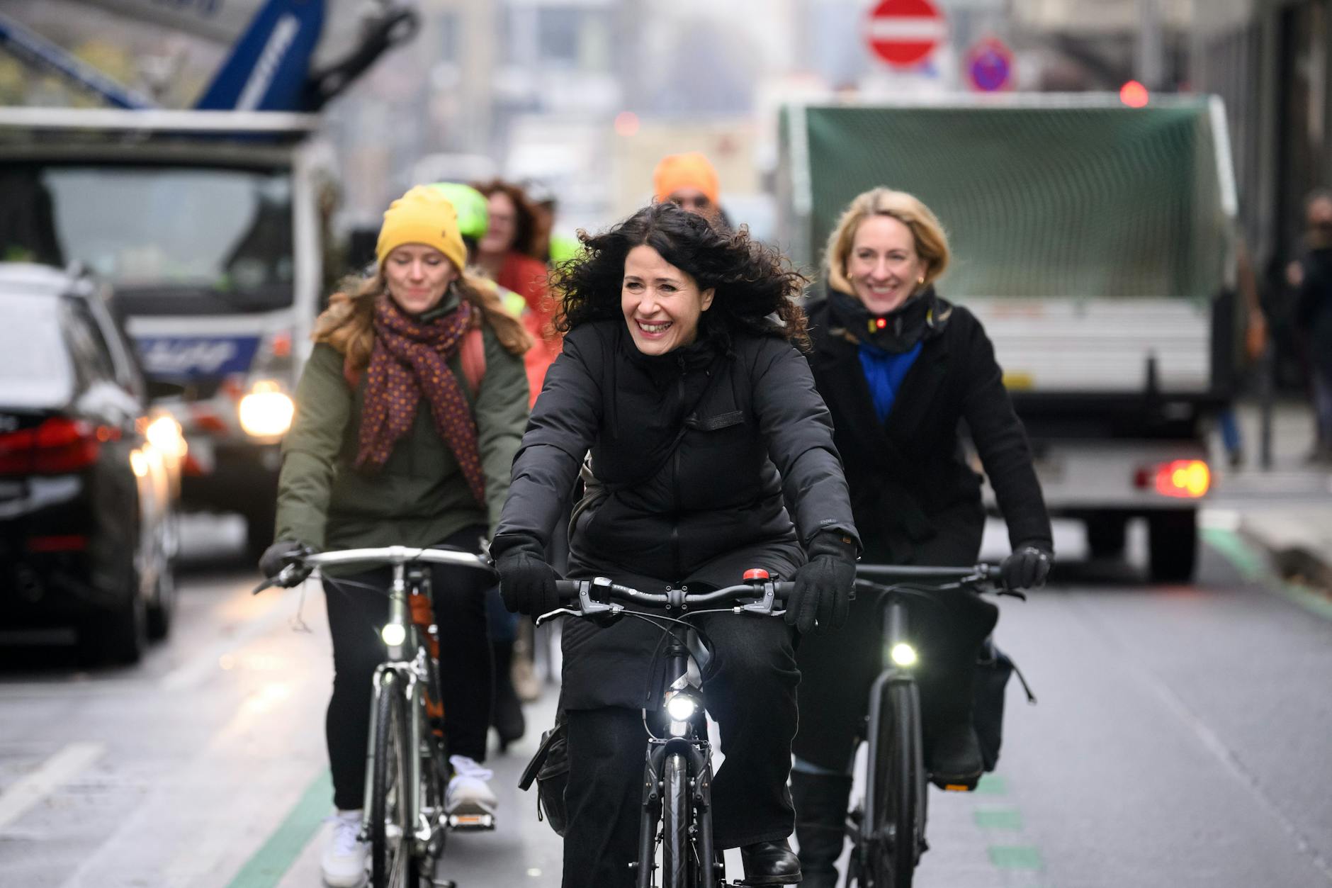 Berlins Verkehrssenatorin Bettina Jarasch (vorne) eröffnete die Fahrradstraße in der Charlottenstraße in Berlin Mitte.