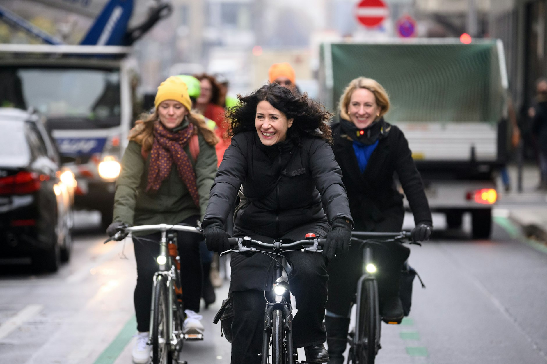 Berlins Verkehrssenatorin Bettina Jarasch (vorne) eröffnete die Fahrradstraße in der Charlottenstraße in Berlin Mitte.