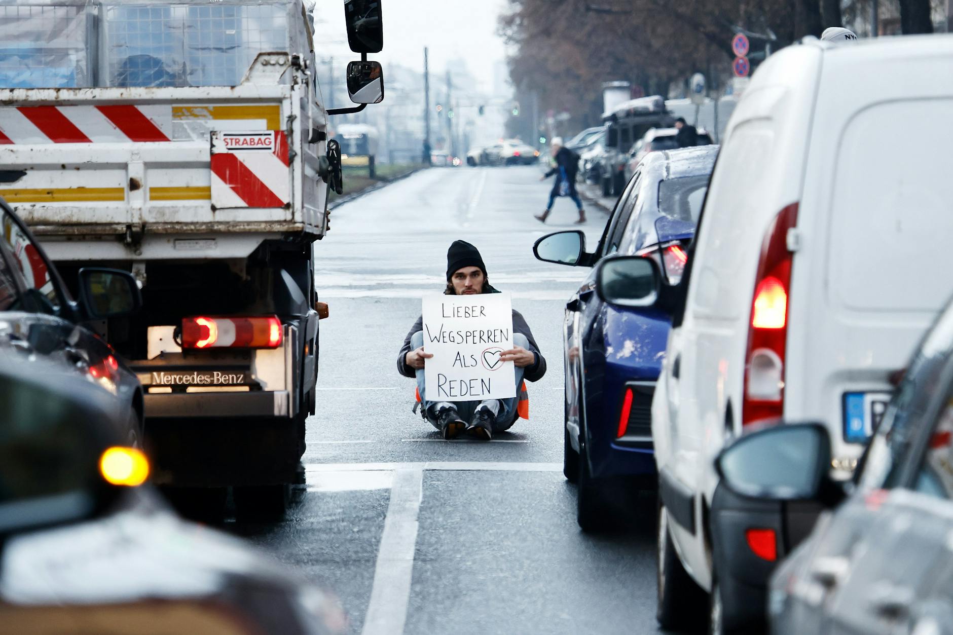 Neben dem Protest für mehr Umweltschutz demonstrierten die Teilnehmer auch gegen die Festnahme von anderen Aktivisten.