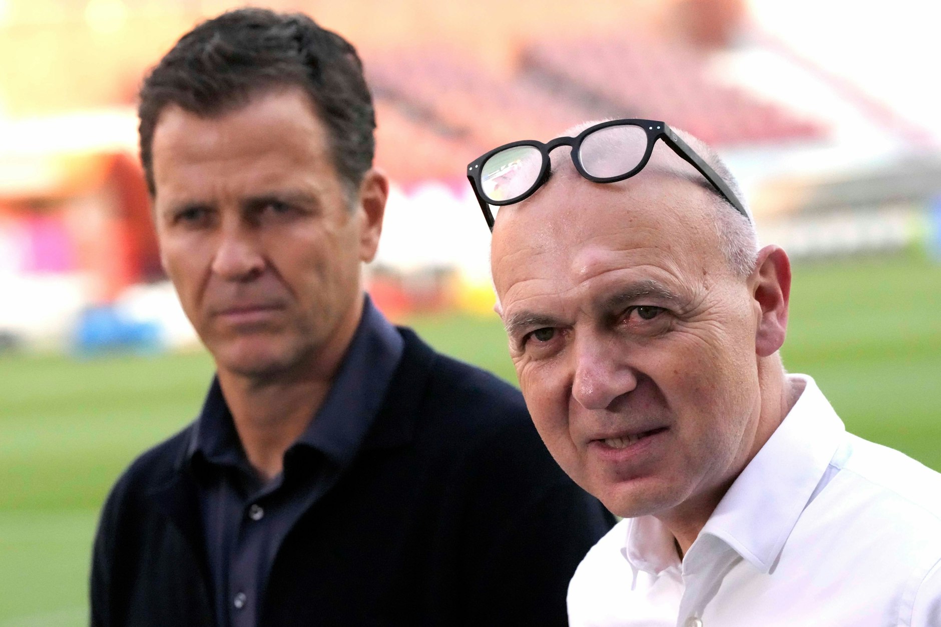 Deutschlands Teammanager Oliver Bierhoff (l.) und DFB-Präsident Bernd Neuendorf äußern sich in Katar zum Vorgehen der Fifa im Streit um die Kapitänsbinden.
