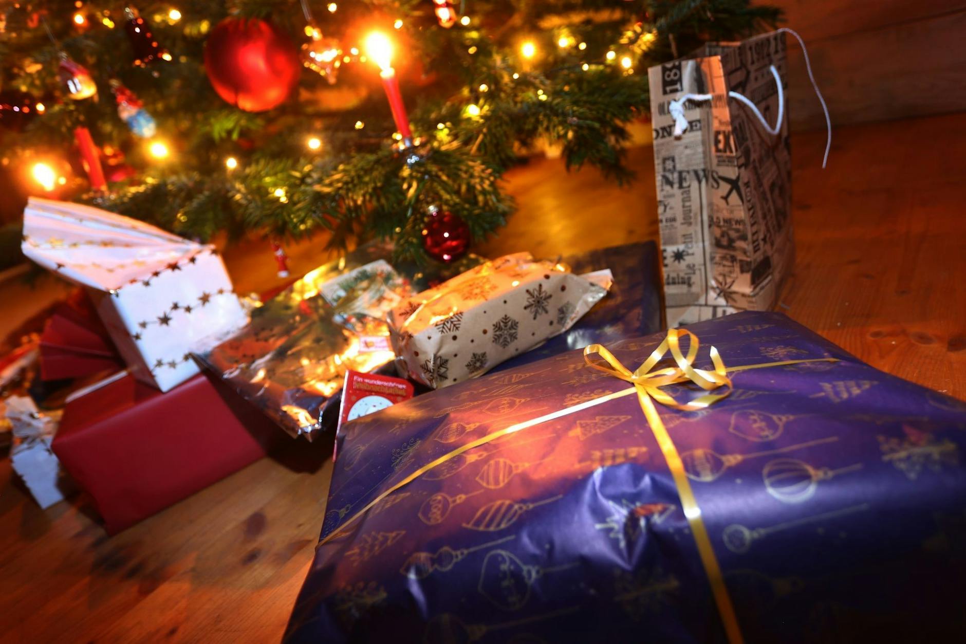 Weihnachtsgeschenke liegen unterm Tannenbaum.