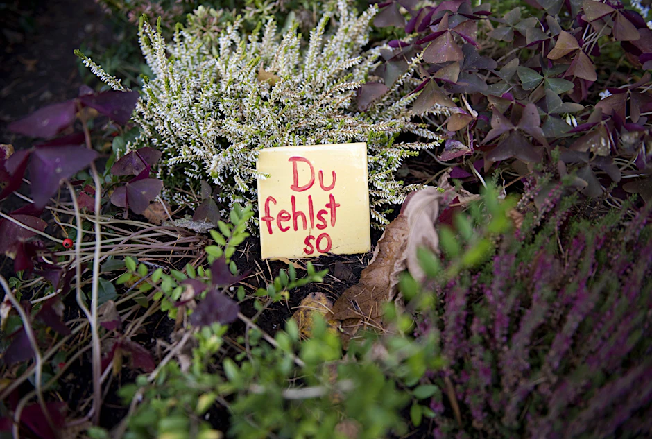 Wenn jemand stirbt, hinterlässt er in den meisten Fällen eine Lücke. Menschen, die einsam sterben, wird in diesen Tagen bei Feiern gedacht.