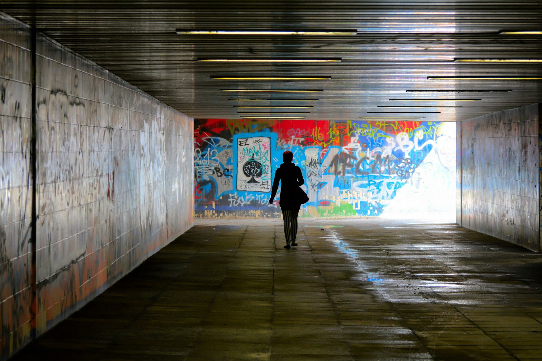 Folgt er mir? Frauen, die vor gewalttätigen Männer geflüchtet sind, sehen sich danach ganz anderen Angriffen ausgesetzt.