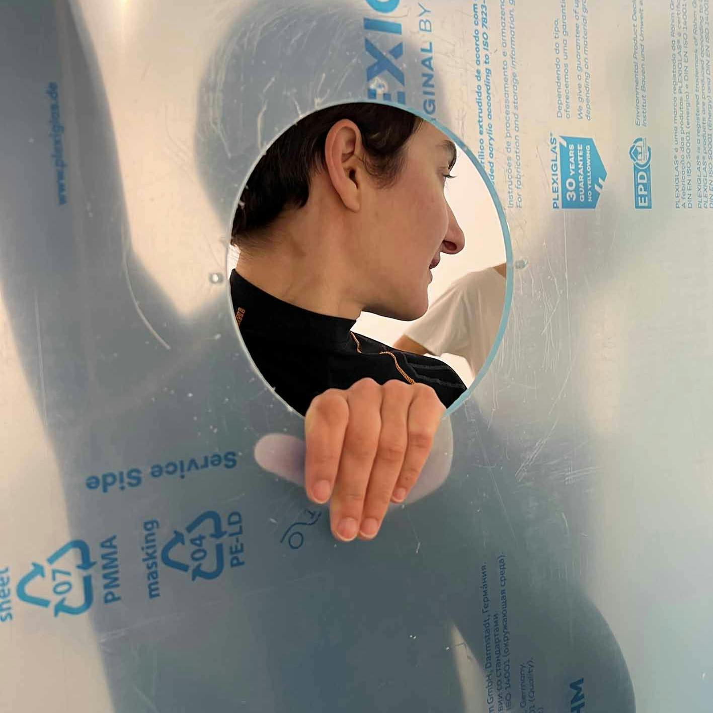  Anna K. E. beim Aufbau ihrer Ausstellung „In Order of Appearance“