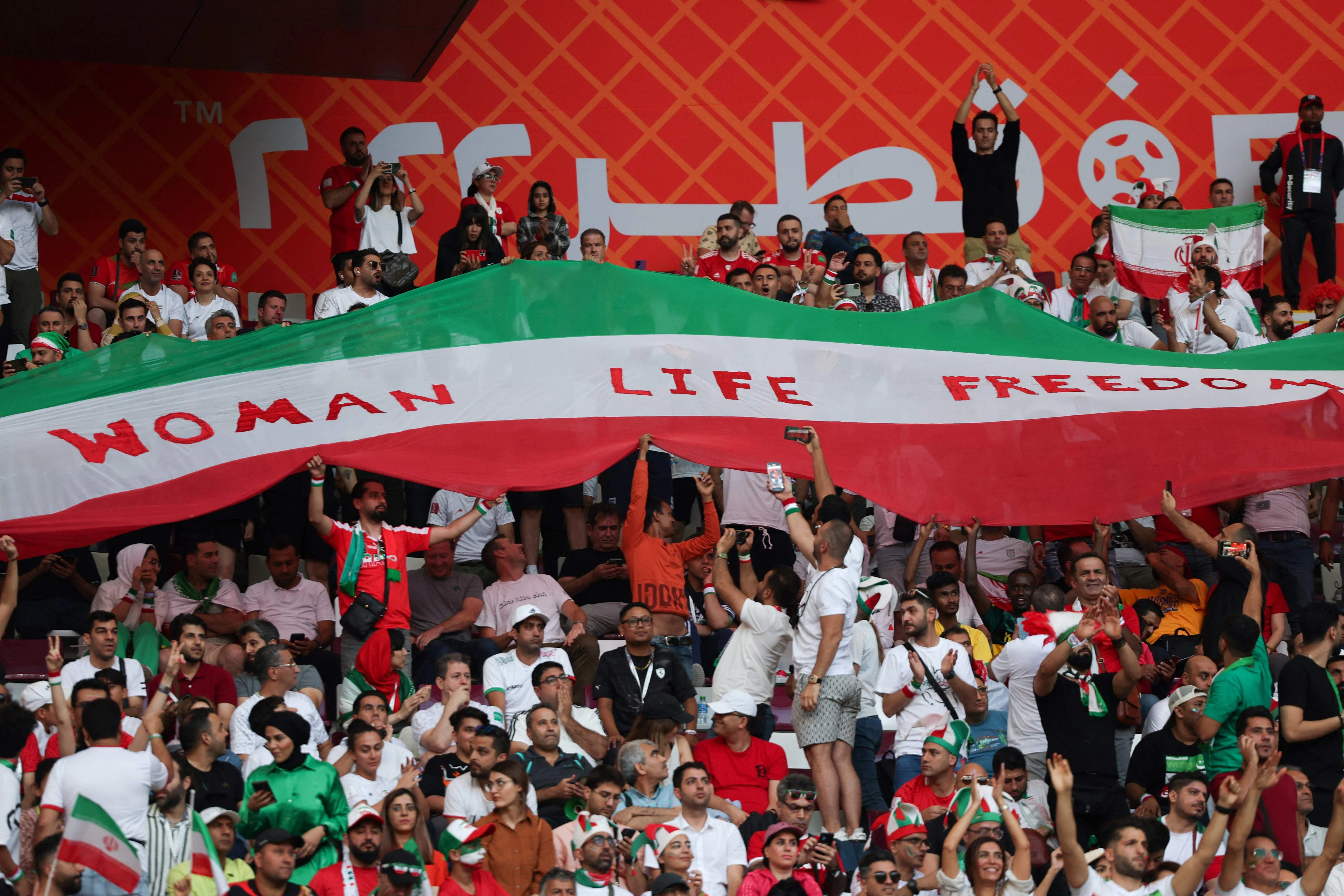 Iranische Fans haben im Stadion ein Banner mit der Aufschrift „Frauen, Leben, Freiheit“ ausgebreitet.&nbsp;