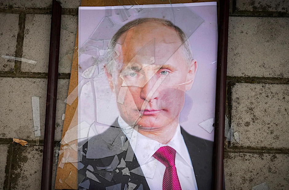 Ein kaputtes Porträt des russischen Präsidenten Wladimir Putin liegt in der Ukraine auf dem Boden. Die russische Invasion kommt ins Stocken.&nbsp;