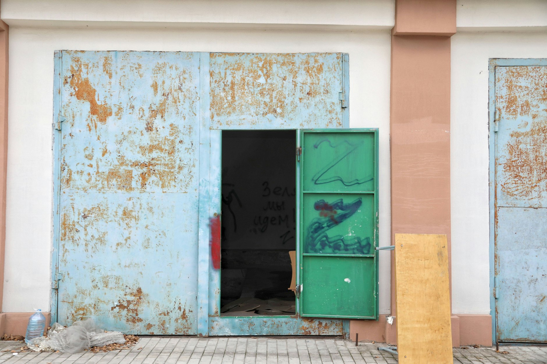 Der Eingang zu einem Untersuchungsgefängnis in Cherson, in dem Russen eine Folterkammer eingerichtet hatten