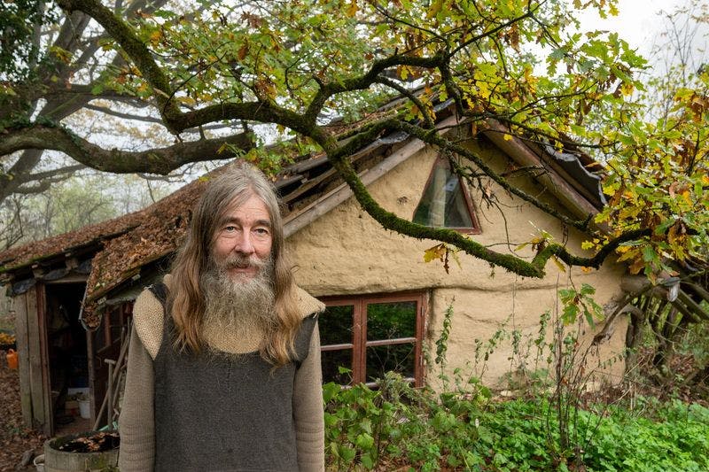 Sonnemann vor seiner Hütte. Er hat sie selbst gebaut.