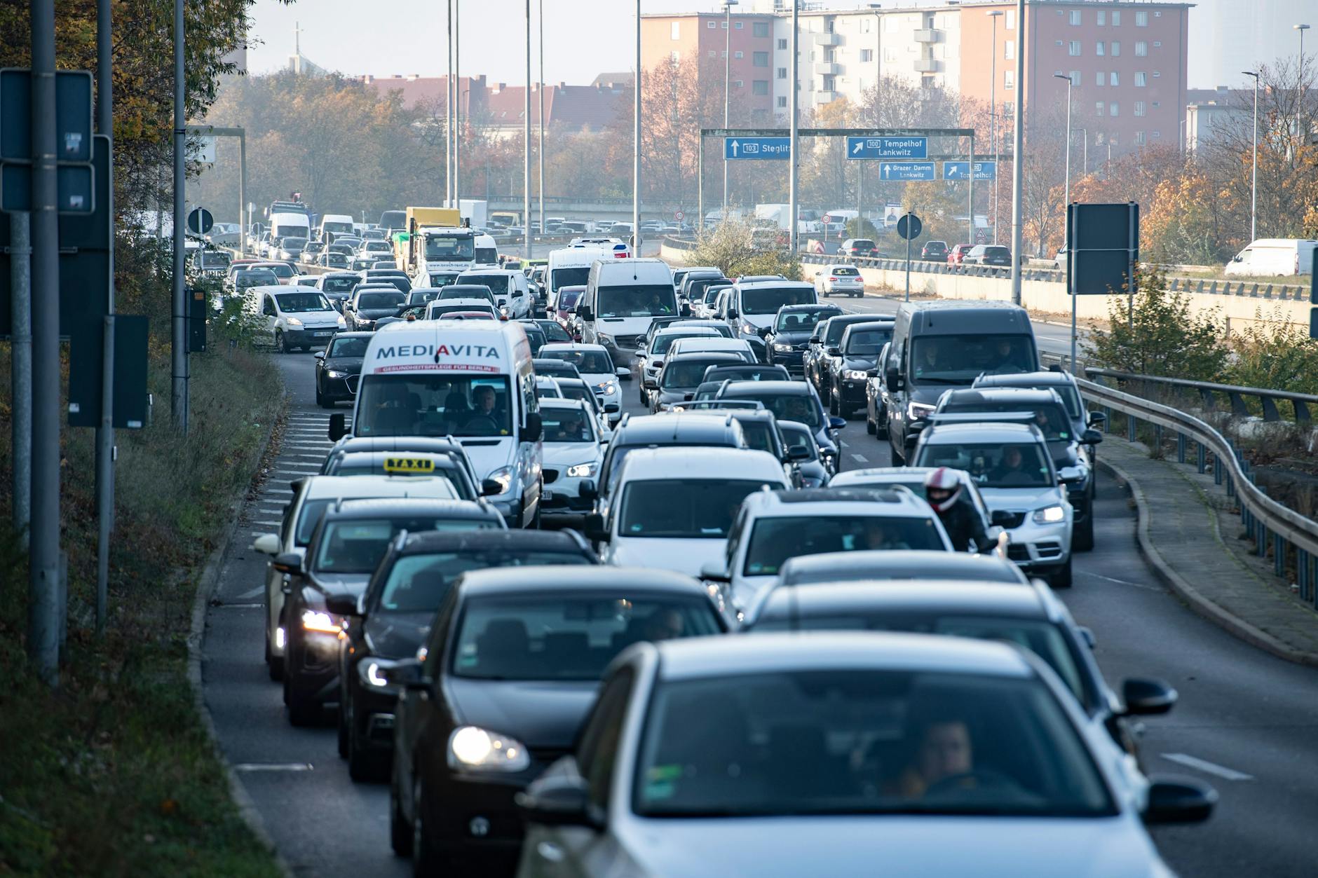 Dicht an dicht stehen Fahrzeuge auf der Ausfahrt der Stadtautobahn am Sachsendamm.