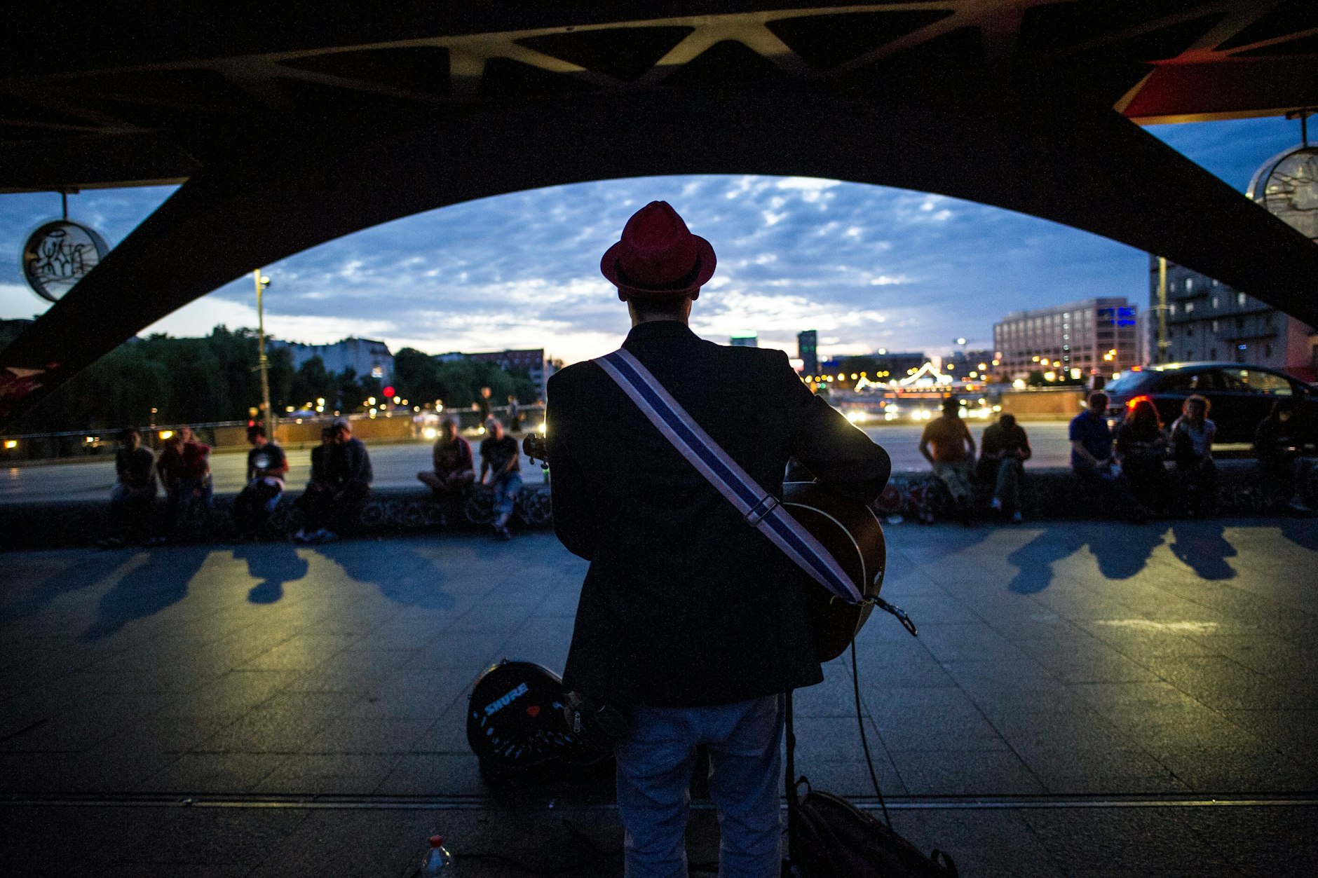 Straßenmusiker mit Publikum