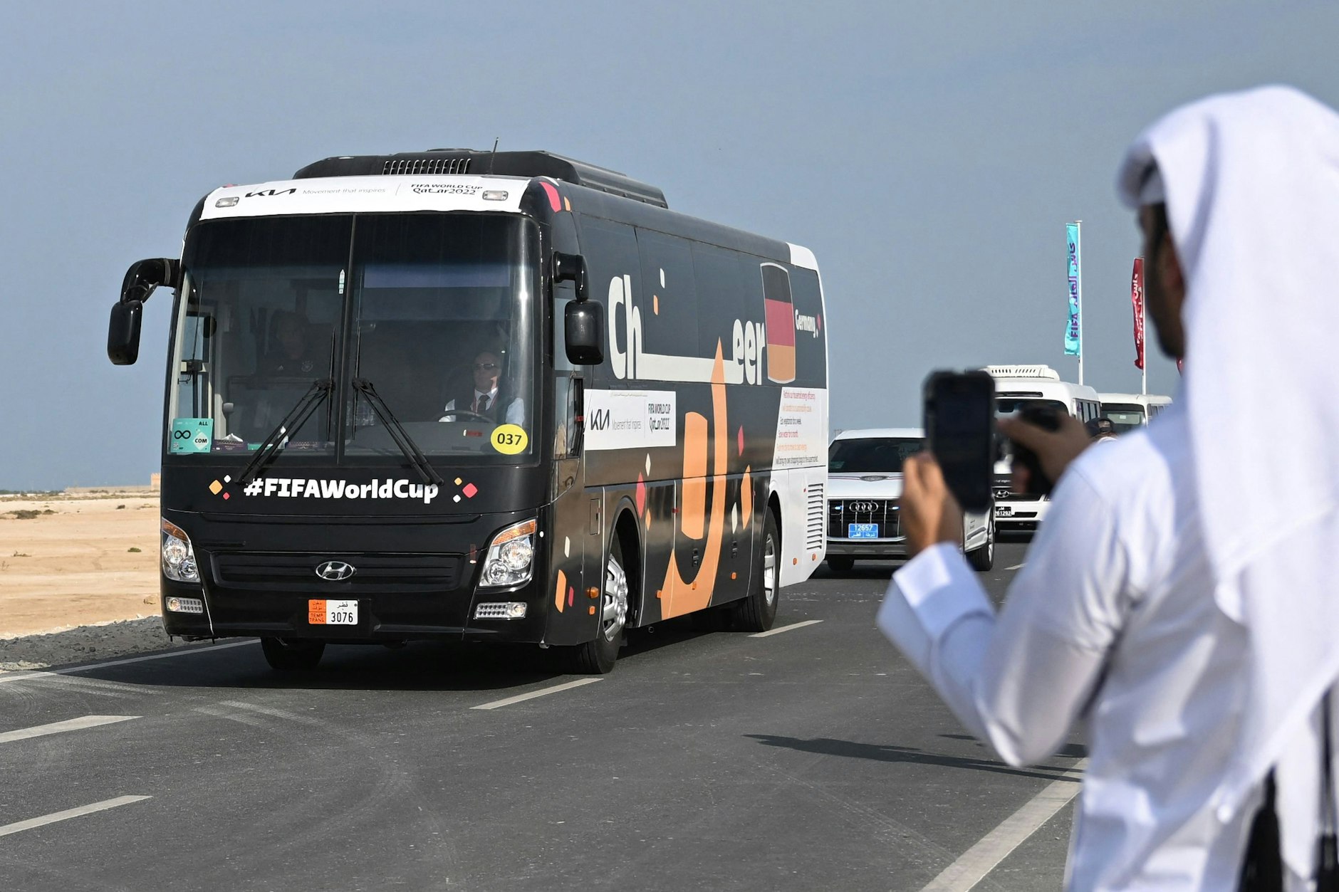 Im Bus unterwegs: Die deutsche Fußball-Nationalmannschaft muss für das Auftaktspiel nach Doha umziehen.&nbsp;