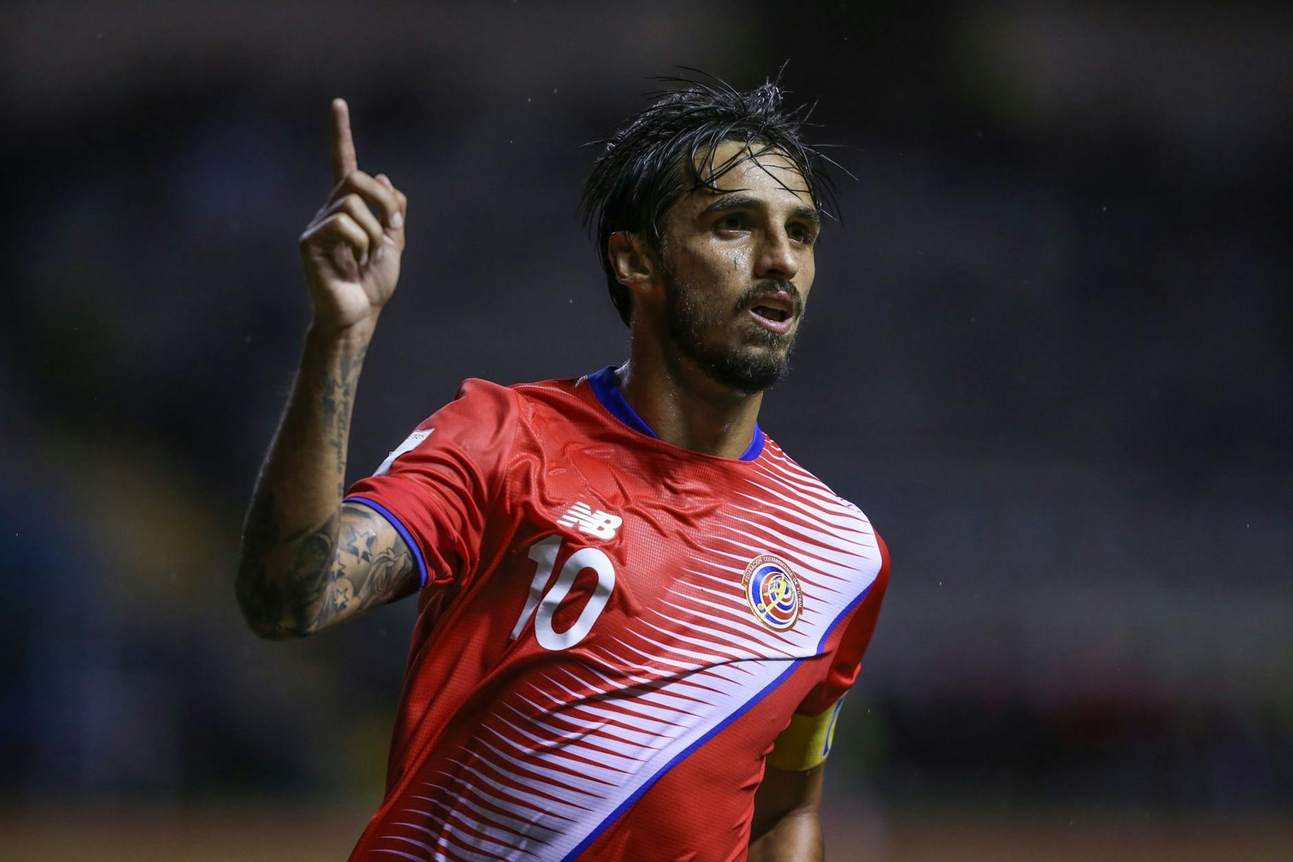 ARCHIV - Der Costa Ricaner Bryan Ruiz gehört mit 37 Jahren zu den betagteren Herren auf dem Platz bei dieser WM.