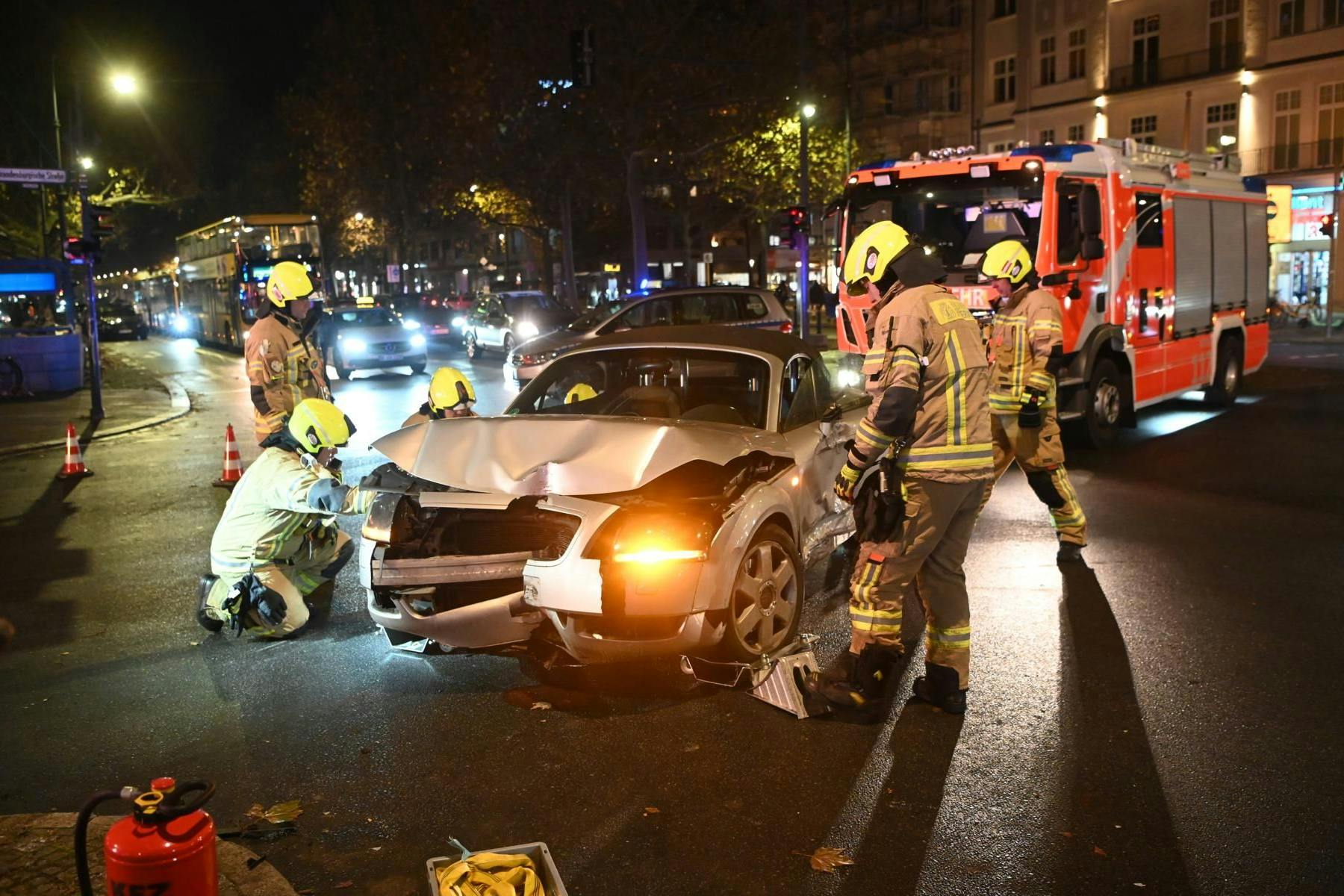 Das Audi-Cabrio nach dem Unfall in Berlin-Charlottenburg