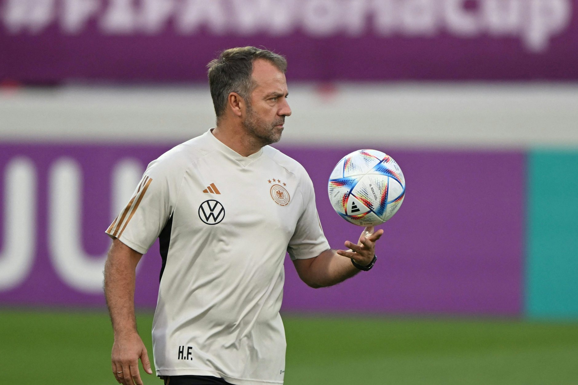 Bundestrainer Hansi Flick hat eine äußerst komplizierte Situation zu meistern.