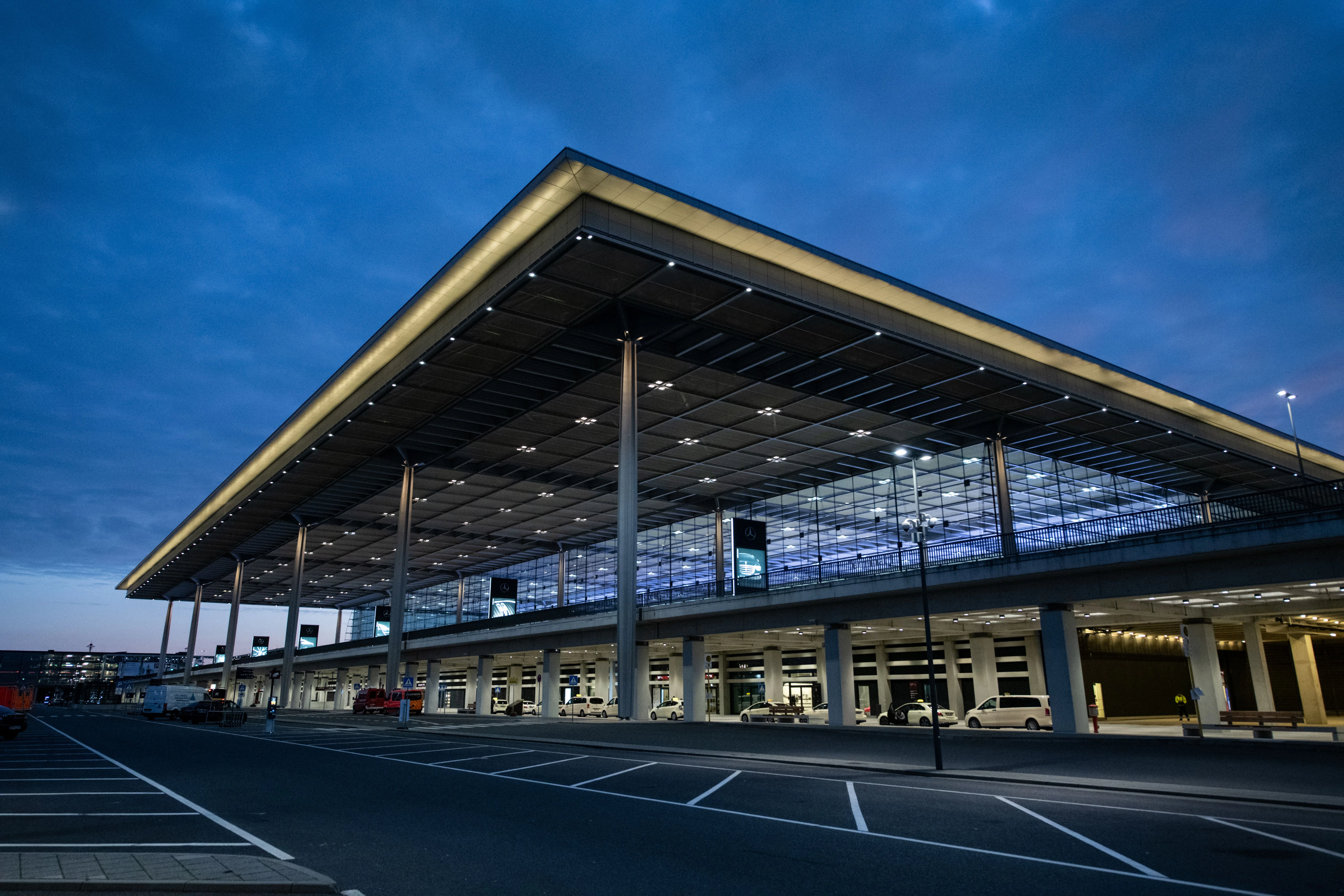 Viel Glas und nachts beleuchtet. Das Terminal 1 des Flughafens Berlin Brandenburg, kurz BER, ist ein architektonisches Schmuckstück. Doch für Vögel sind die Glasfassaden und die Beleuchtung eine Gefahr.