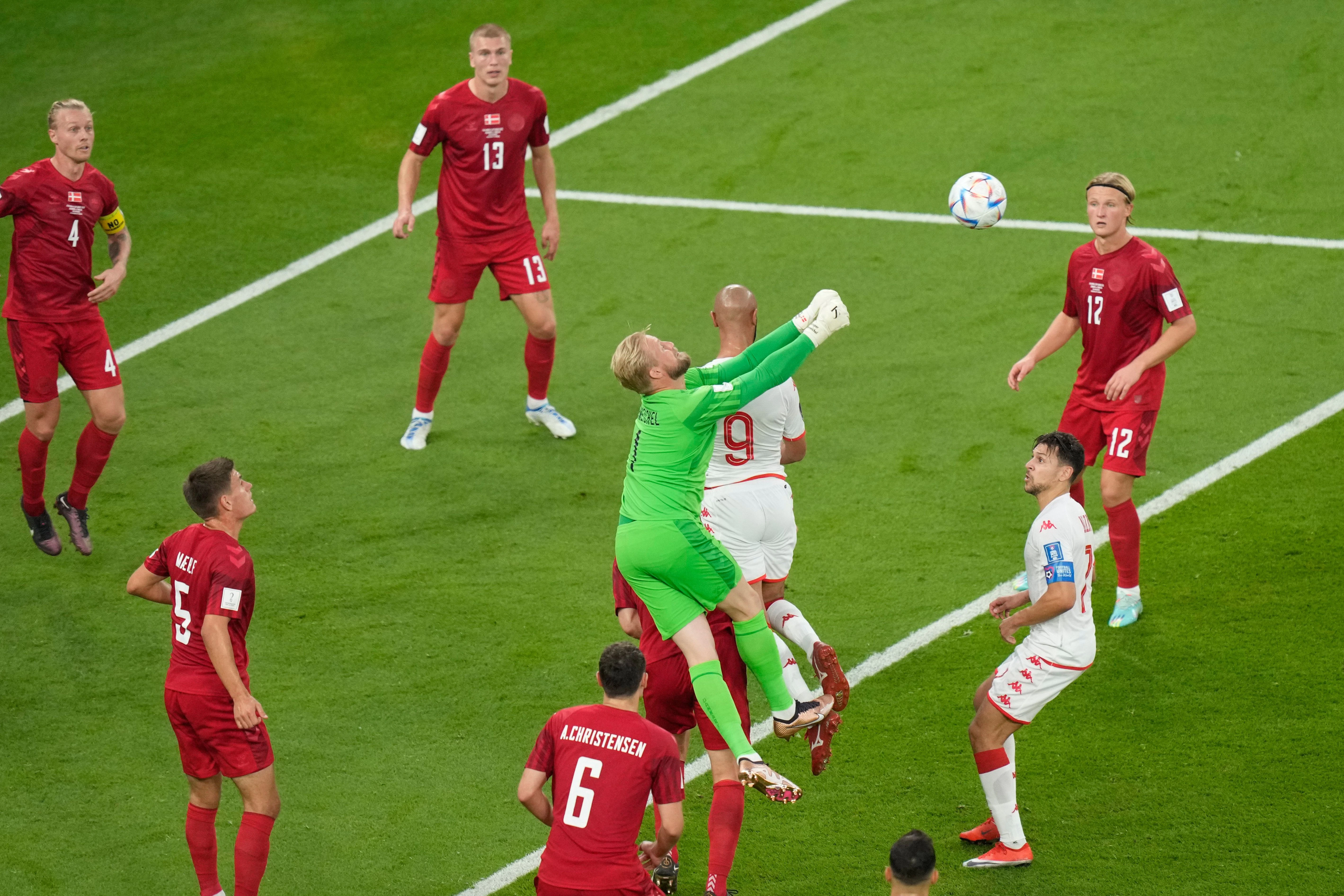 Dänemarks Keeper Kasper Schmeichel (grünes Trikot) musste mehrfach rettend eingreifen.
