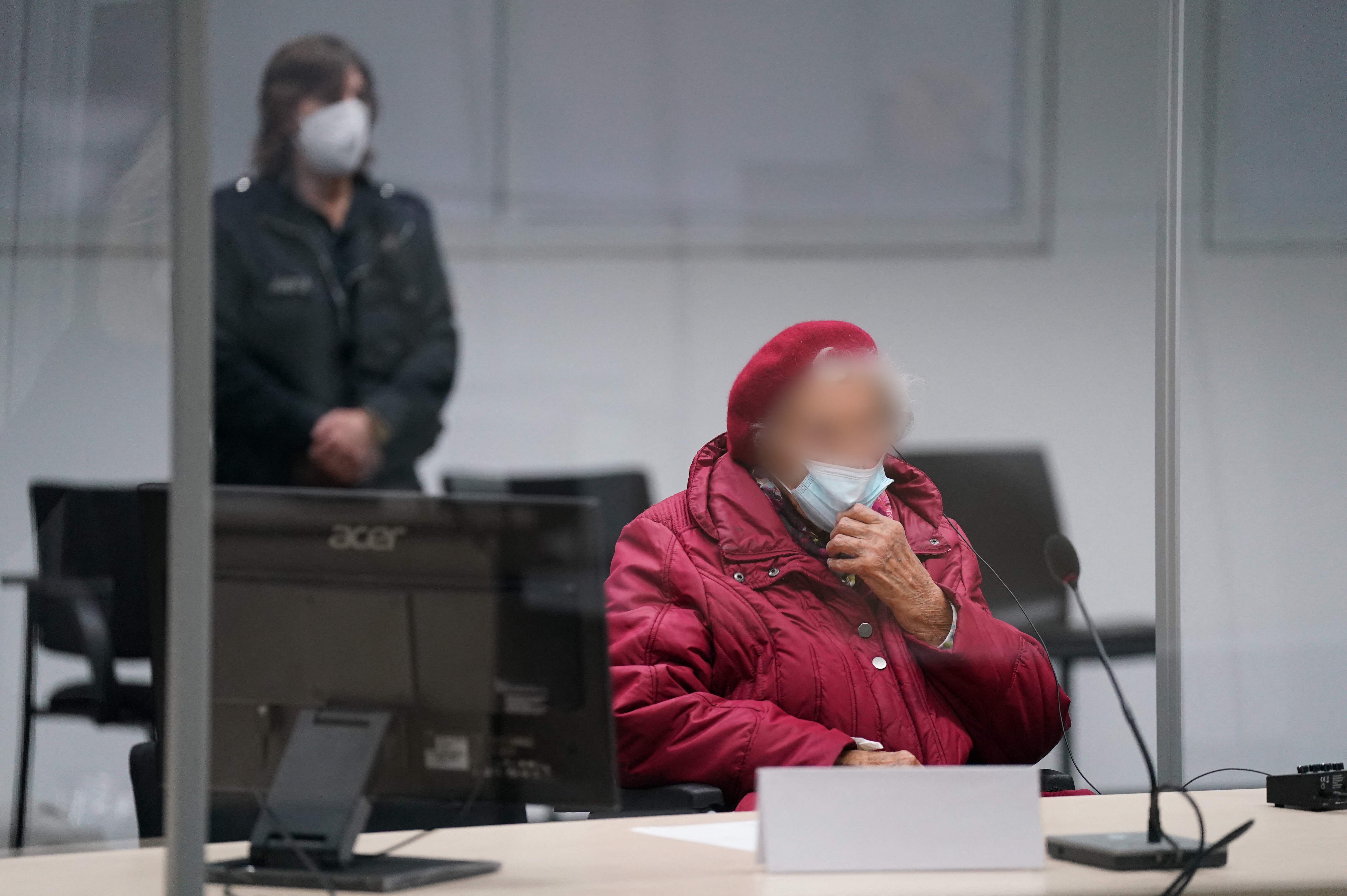 Beihilfe zum Mord in 10.000 Fällen: KZ-Sekretärin (97) soll Jugendstrafe bekommen