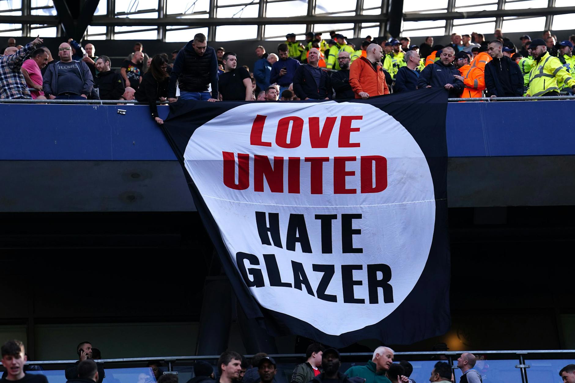 ManU-Fans protestieren beim Spiel gegen Manchester City gegen die Eigentümer-Familie Glazer. 