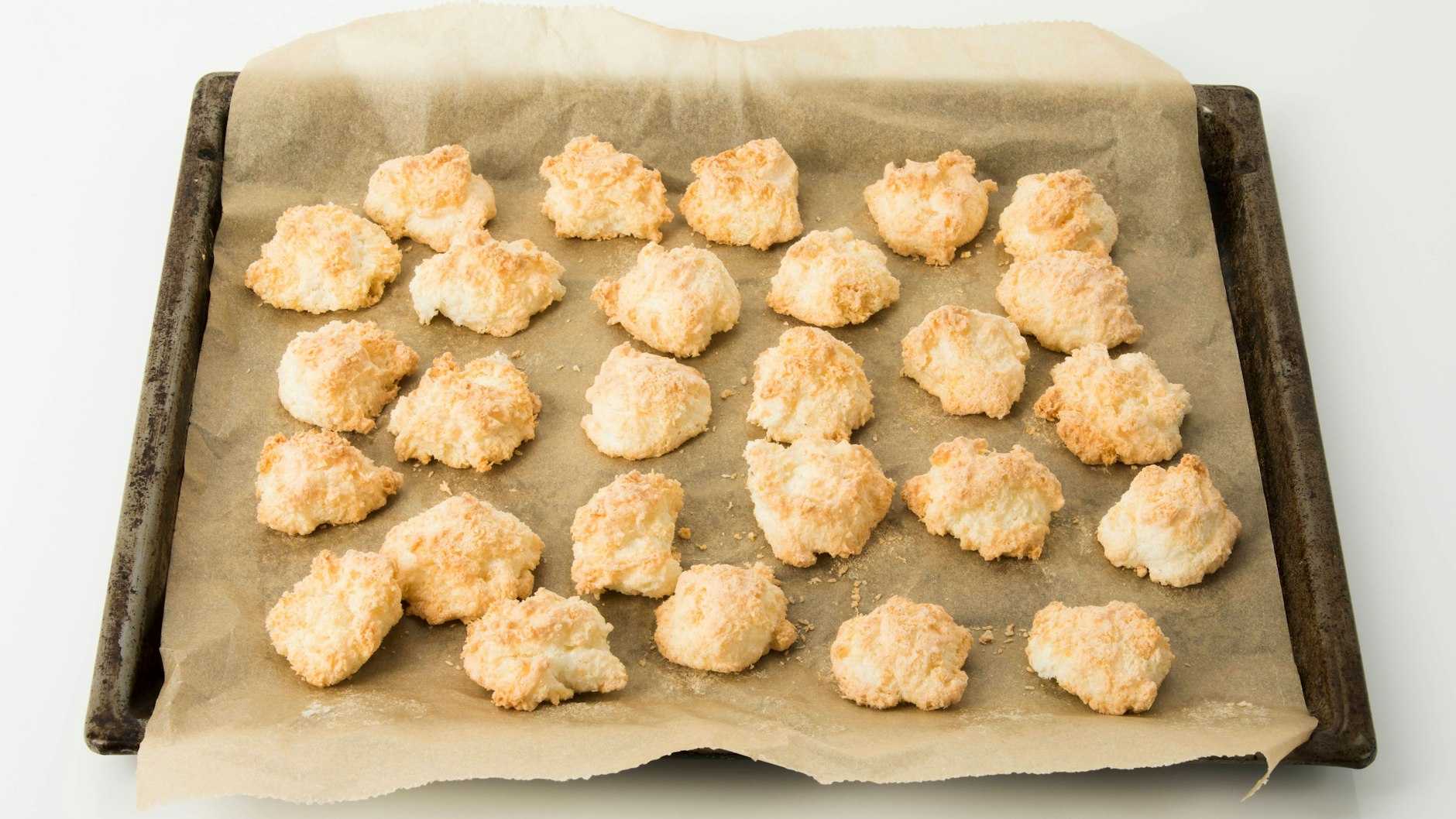 Das Rezept für Kokosmakronen braucht nur zwei Zutaten und ist damit das einfachste Plätzchen-Rezept der Welt.