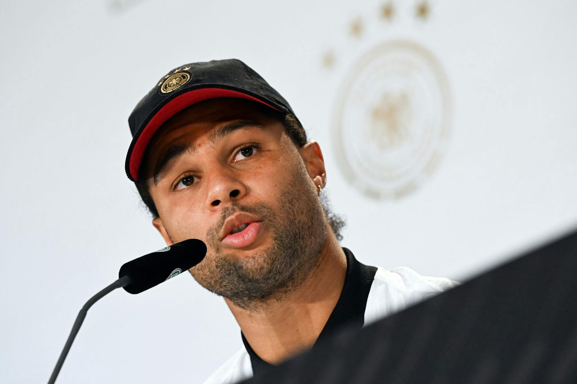 Serge Gnabry spricht bei der Pressekonferenz im DFB-Medienzentrum.
