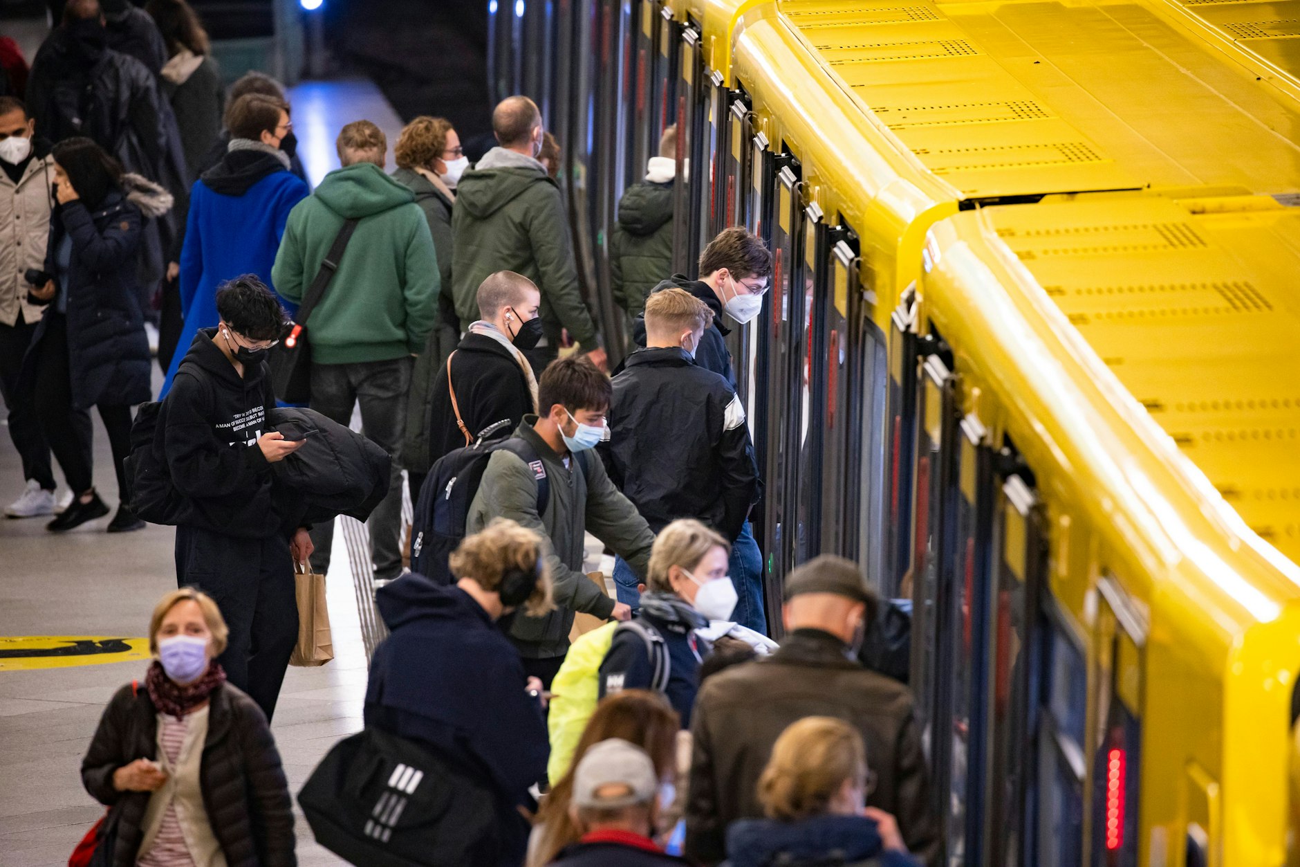 BVG-Fahrgäste am U-Bahnhof Alexanderplatz