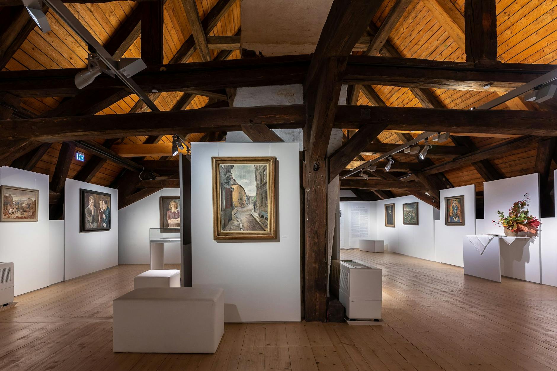 Blick in die Ausstellung mit Otto Nagels Gemälden in der Kleinen Galerie Eberswalde.