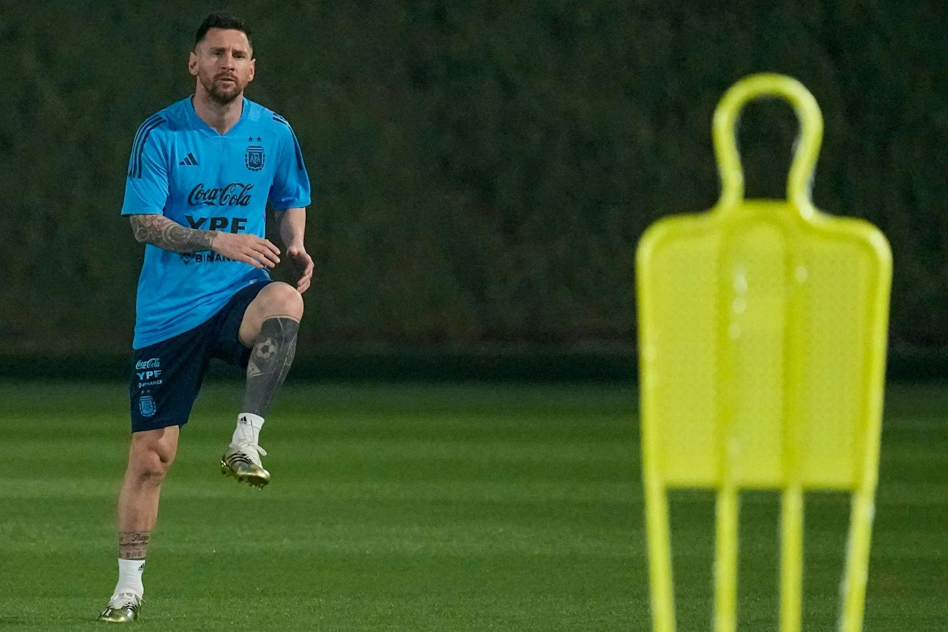 Argentiniens Lionel Messi macht sich zu Beginn des Trainings warm.