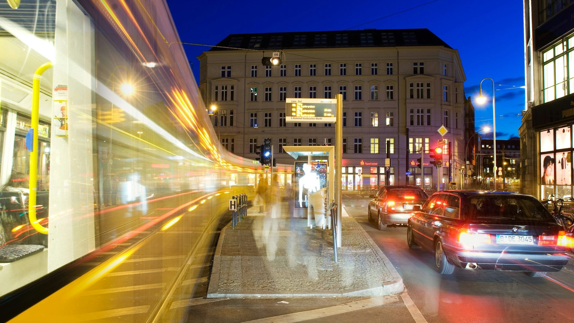 Wenn es in Berlin ein Viertel gibt, das Tag und Nacht belebt ist, das am Hackeschen Markt.&nbsp;