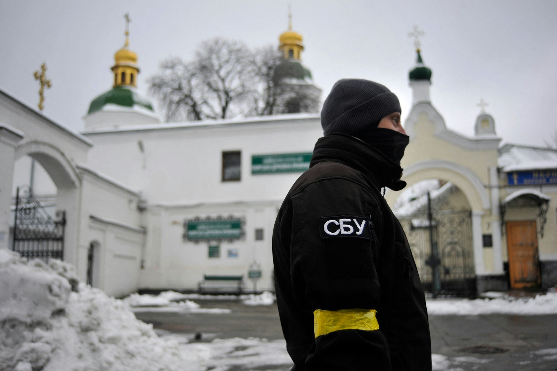 Ein Beamter des ukrainischen Sicherheitsdienstes SBU steht vor dem Eingang des Kiewer Klosters Pechersk Lavra in Kiew.