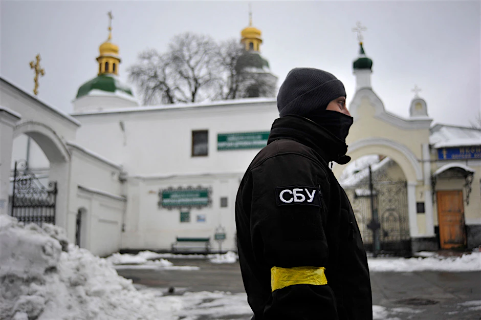 Ein Beamter des ukrainischen Sicherheitsdienstes SBU steht vor dem Eingang des Kiewer Klosters Pechersk Lavra in Kiew.