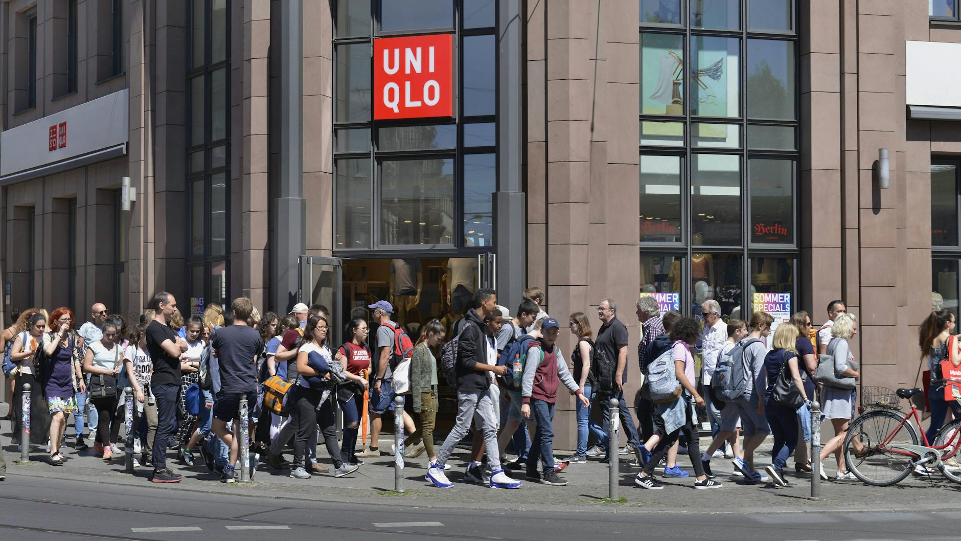 Wenig Autos, viele Fußgänger. Am Hackeschen Markt macht eine Fußgängerzone Sinn.