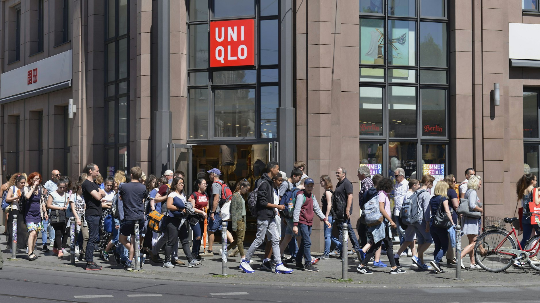 Wenig Autos, viele Fußgänger. Am Hackeschen Markt macht eine Fußgängerzone Sinn.