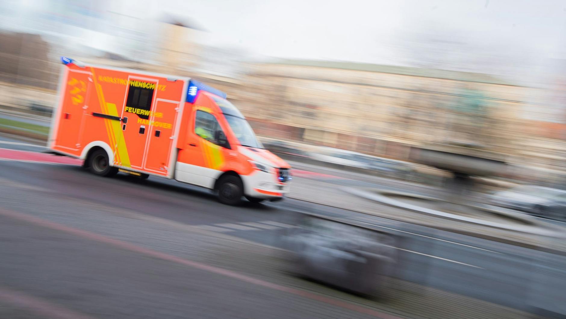 ARCHIV - Ein Rettungswagen ist mit Blaulicht im Einsatz. bild