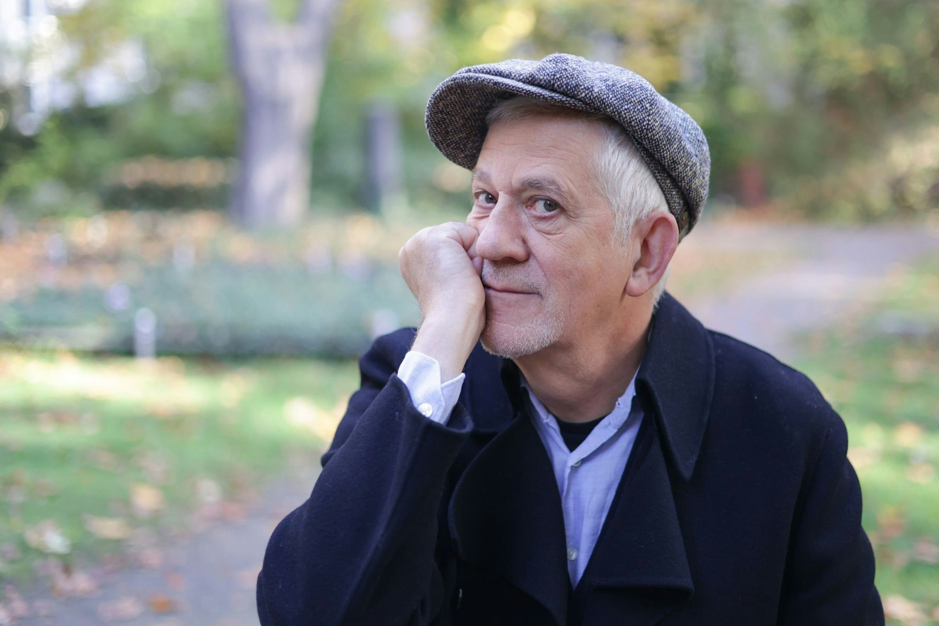 Der Moderator, Schauspieler, Schriftsteller und Regisseur Ilja Richter sitzt bei einem Treffen anlässlich seines 70. Geburtstags&nbsp; in einem Friedhofspark in der Pappelallee.&nbsp;