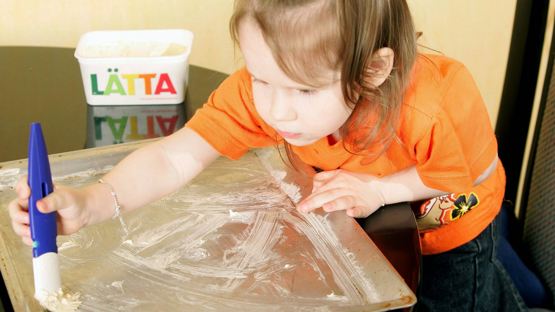 Das Blech einzufetten, bevor die Plätzchen darauf gebacken werden, ist eine gute Idee gegen lästiges Ankleben. Allerdings sollten die Temperaturen nicht zu hoch sein.