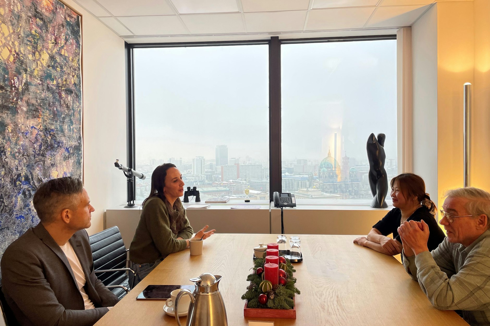 Im 23. Stock an der Friedrichstraße. Frau Hoang (hinten rechts) bekommt Hilfe von Milda Gerber und Anwalt Philipp Brandt (links).