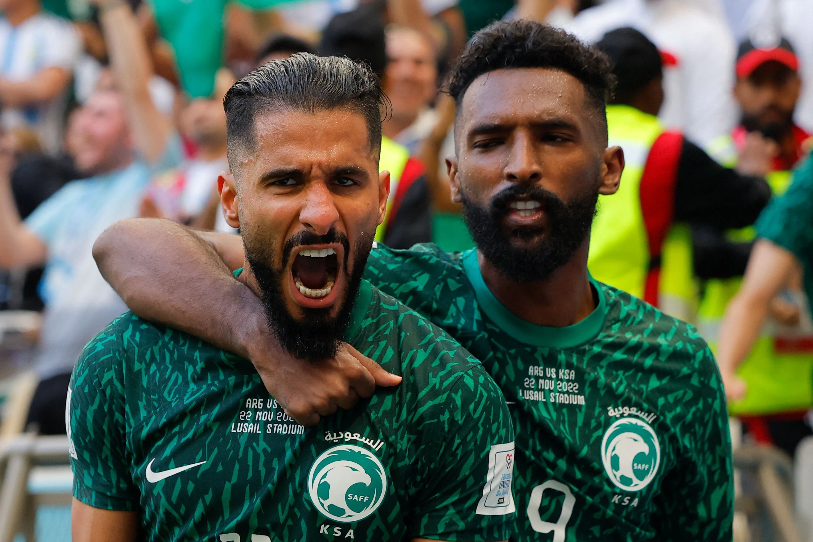 Al-Shehri feiert mit dem Vorlagengeber al-Buraikan seinen Treffer zum 1:1.