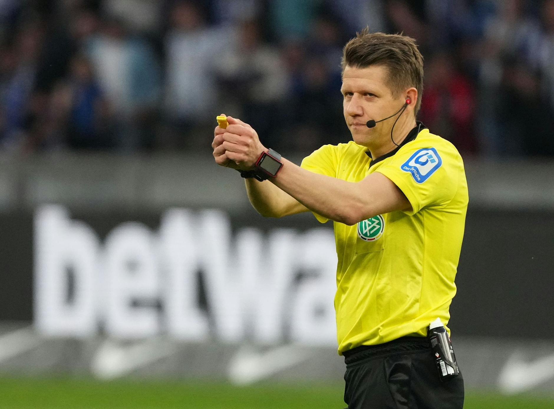 ARCHIV - Schiedsrichter Patrick Ittrich hat deutliche Kritik am Weltverband FIFA geäußert.
