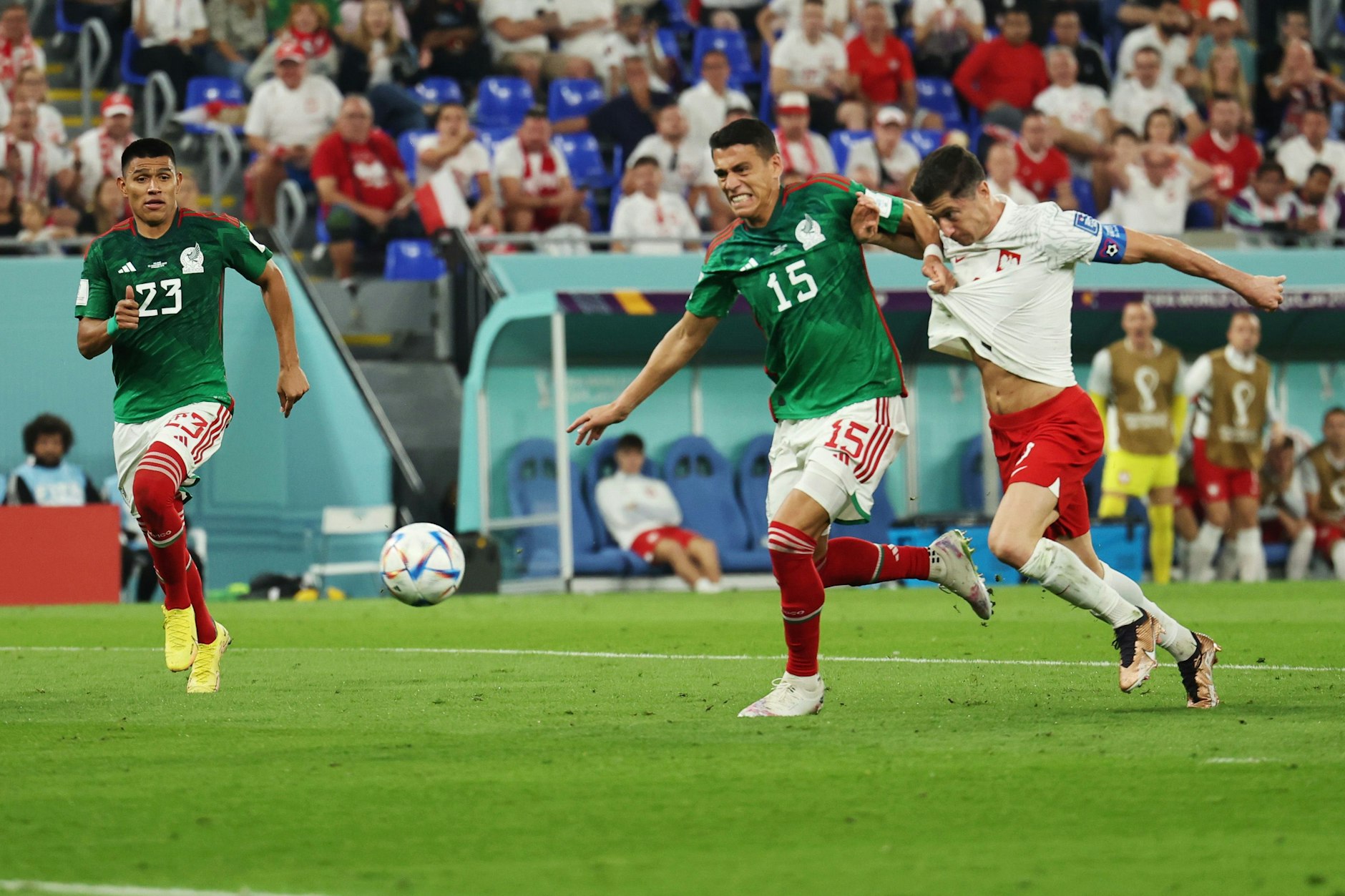 Mexikos Hector Moreno (M.) foult Robert Lewandowski, weshalb es Elfmeter für Polen gibt.