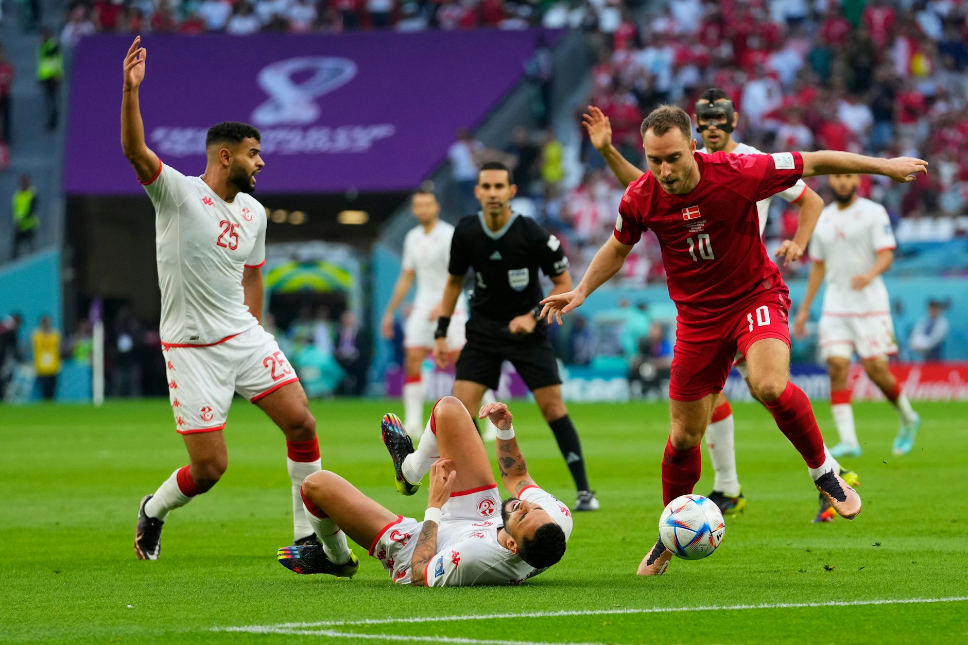 Christian Eriksen (v.-r.) verpasste mit Dänemark gegen gut aufgelegte Tunesier den Auftaktsieg.