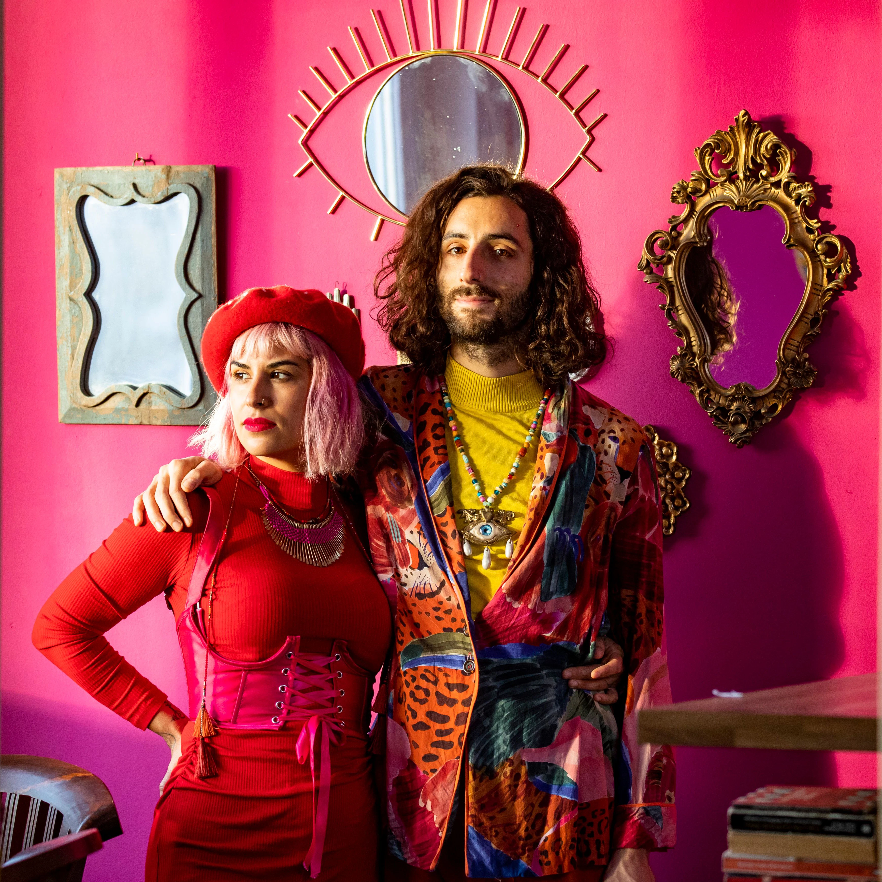 Nica Furtacor und Jared Philippo fühlen sich in schwarzem Latex und Leder nicht wohl.