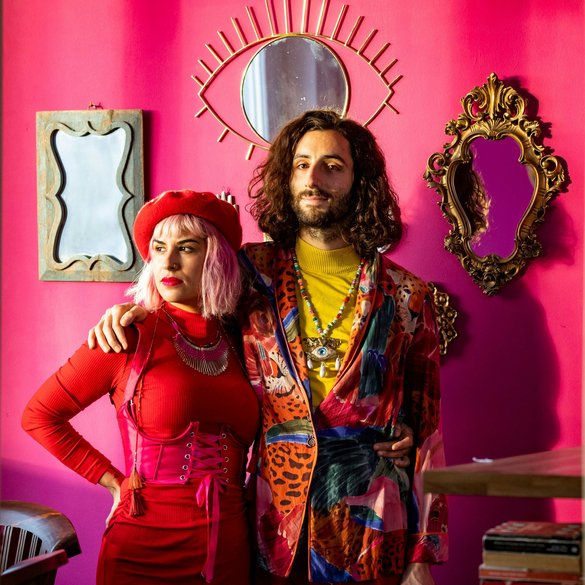 Nica Furtacor und Jared Philippo fühlen sich in schwarzem Latex und Leder nicht wohl.