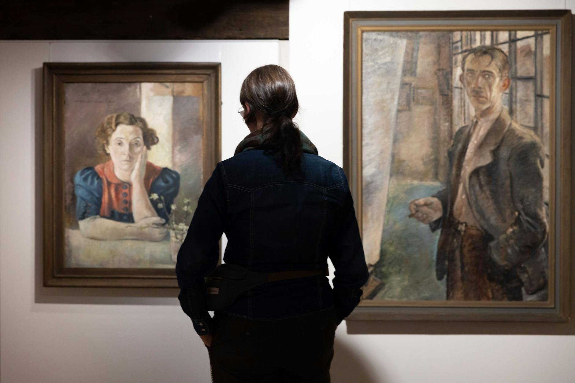 Vor Otto Nagels „Selbstporträt“ zu Zeit des NS-Malverbots, links Nagels Frau „Walli“