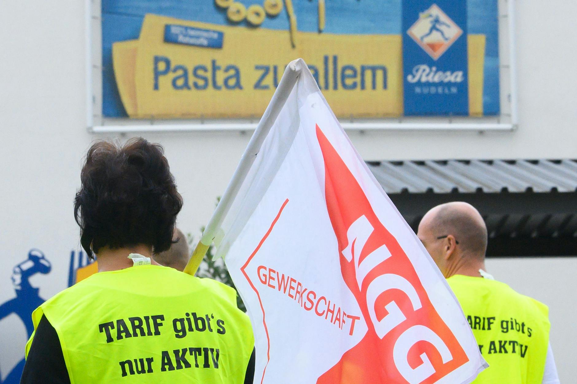 Sachsen, Riesa (2021): Mitarbeiter der Teigwaren Riesa GmbH stehen während eines Streiks vor dem Werk. Auch dieses Jahr wurde gestreikt. Nun soll eine Moderation Abhilfe schaffen.