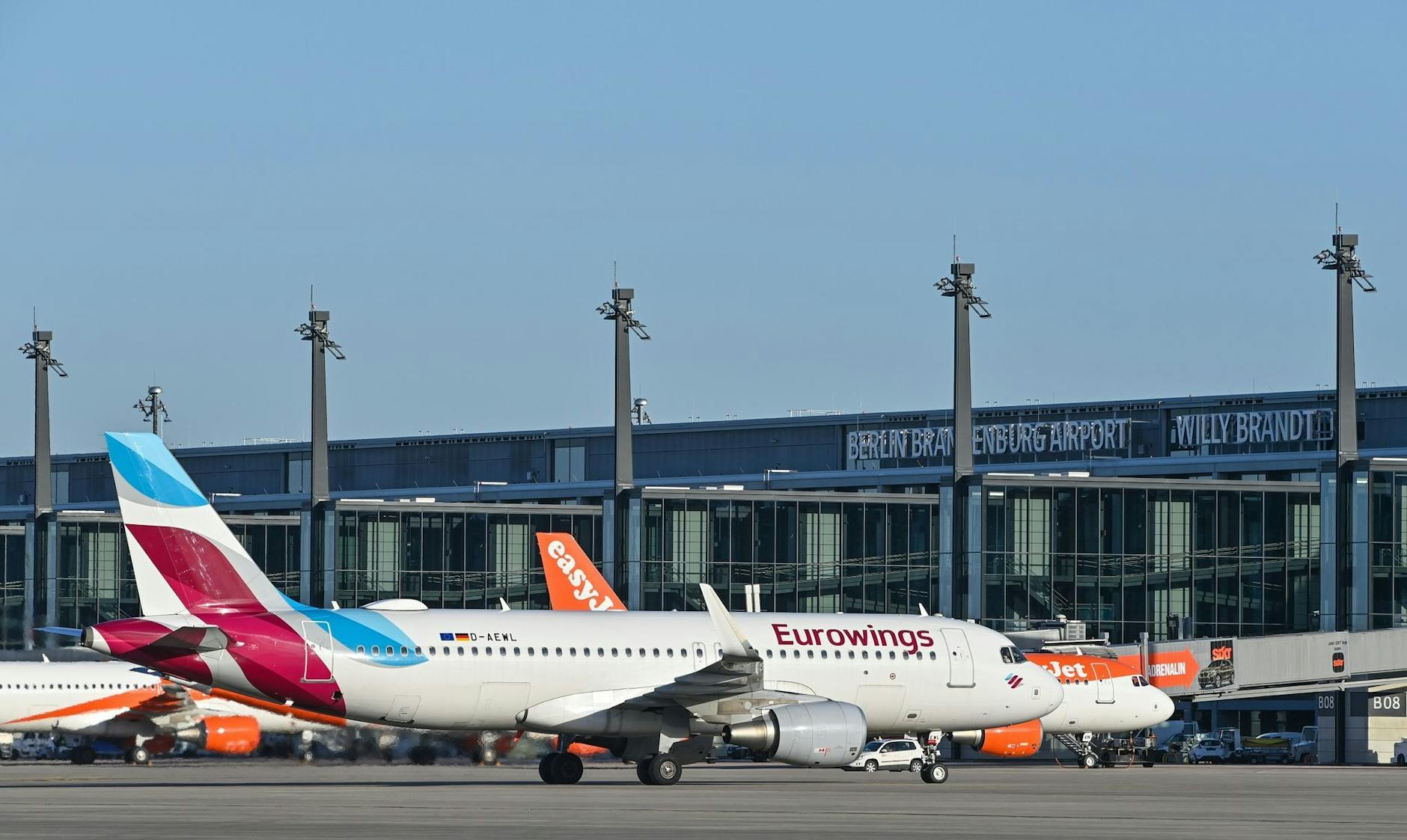 ARCHIV - Ein Passagierflugzeug der Fluggesellschaft Eurowings rollt zum Terminal 1. a/Archivbild